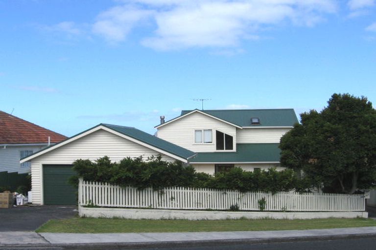 Photo of property in 15 Seaview Road, Castor Bay, Auckland, 0620