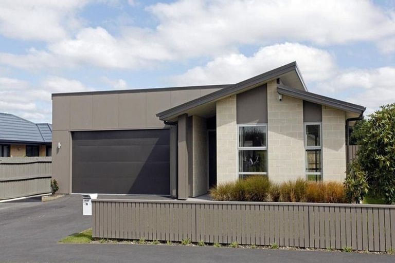 Photo of property in 10 Grassmere Street, Papanui, Christchurch, 8052
