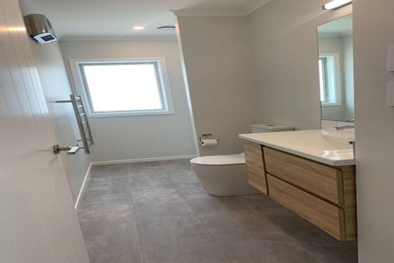 Photo of property in 4 Van Baarle Close, Carterton, 5713