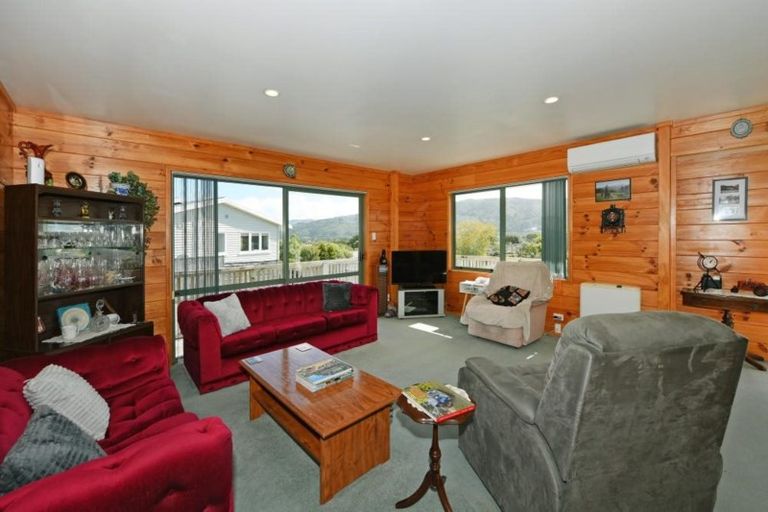 Photo of property in 2 Hillside Drive, Maoribank, Upper Hutt, 5018