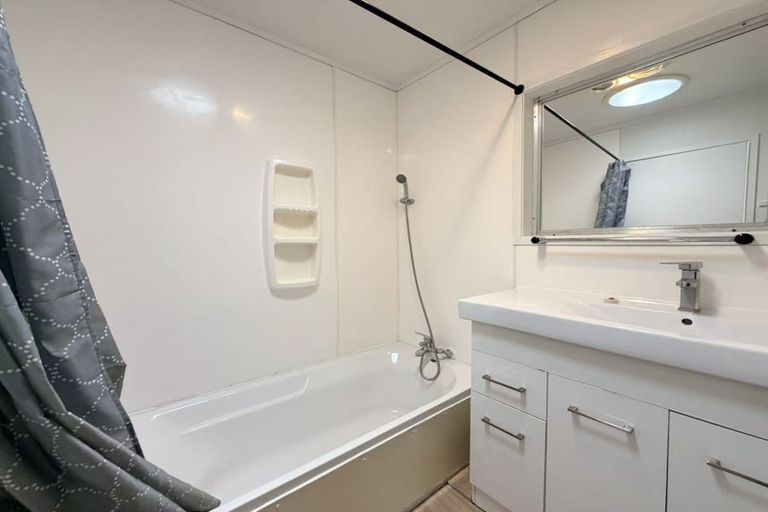 Photo of property in 10 Celeste Place, Totara Vale, Auckland, 0627