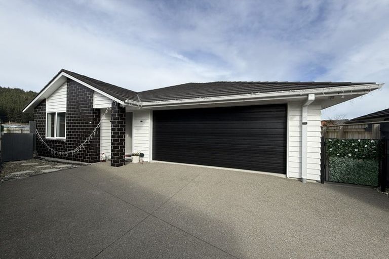Photo of property in 21 Te Ara O Toroa, Wainuiomata, Lower Hutt, 5014