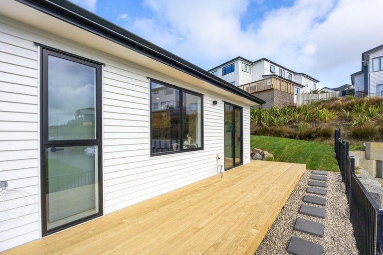 Photo of property in 128 Skulander Crescent, Orewa, 0931