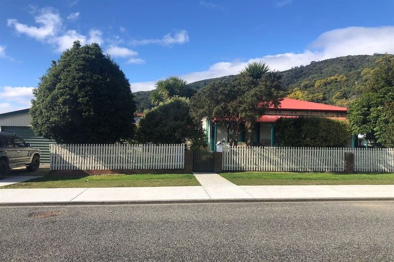 Photo of property in 24 Devon Street, Picton, 7220