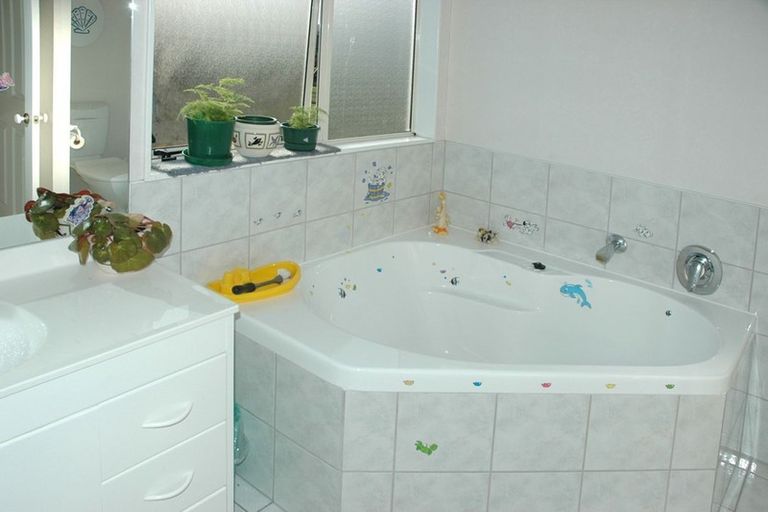 Photo of property in 192a Botany Road, Botany Downs, Auckland, 2010