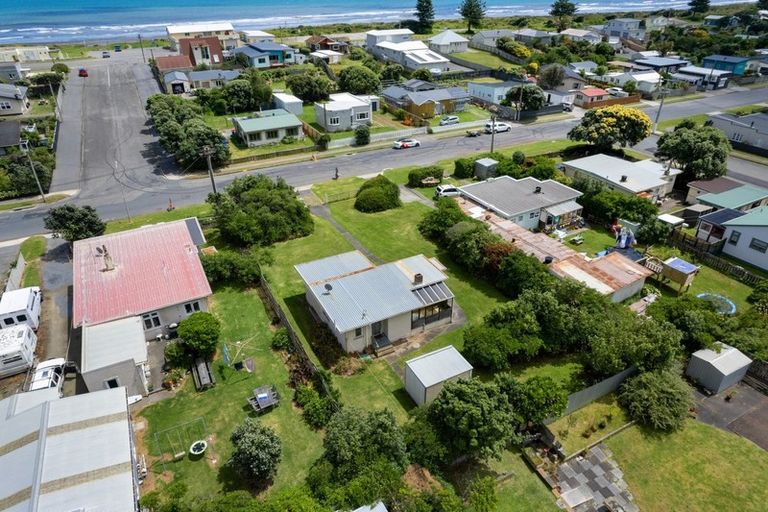 Photo of property in 70 Moana Street, Otaki Beach, Otaki, 5512