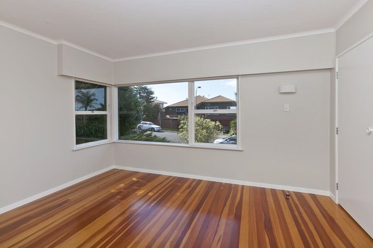 Photo of property in 27 Mcbreen Avenue, Northcote, Auckland, 0627