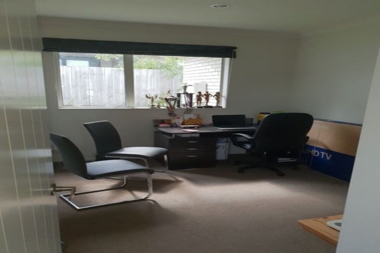 Photo of property in 106 Lake Panorama Drive, Henderson Valley, Auckland, 0612