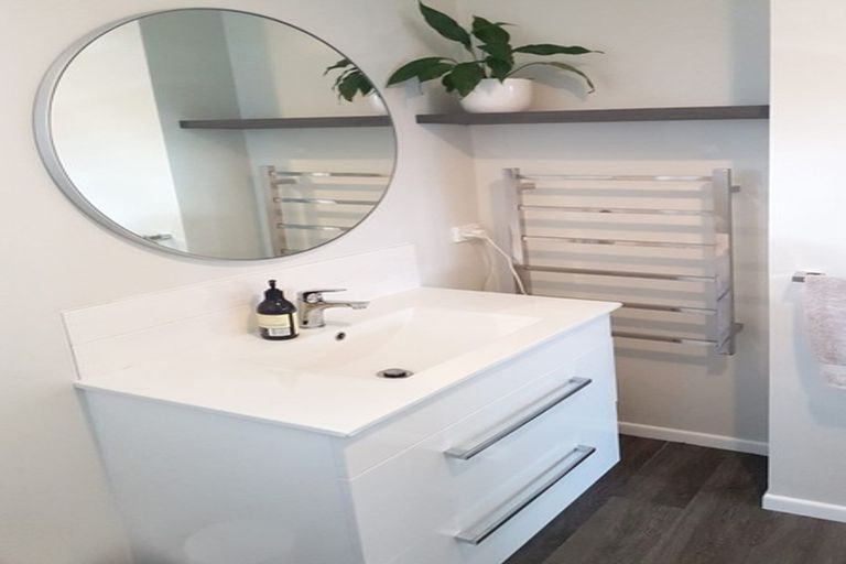 Photo of property in 1/16 Ramillies Place, Glenfield, Auckland, 0629