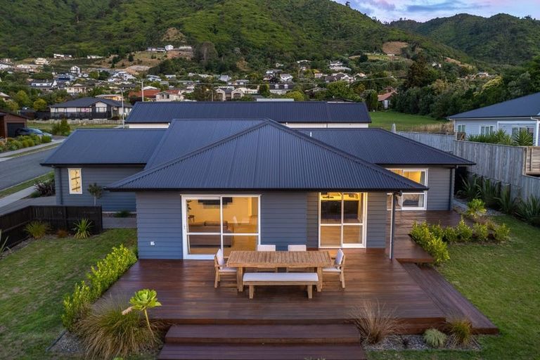 Photo of property in 11 Karearea Avenue, Waikanae, 5036