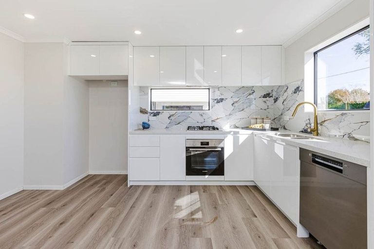 Photo of property in 4/100 Seymour Road, Sunnyvale, Auckland, 0612