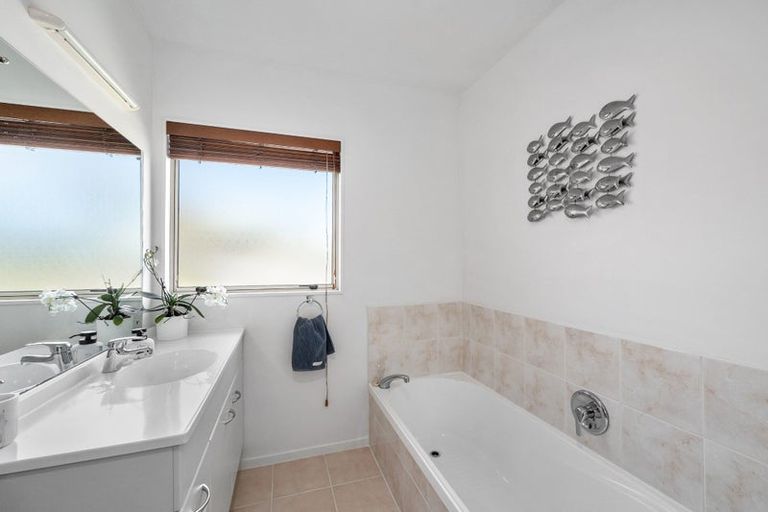 Photo of property in 17 Bushglen Court, Browns Bay, Auckland, 0630