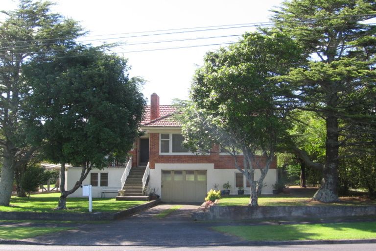 Photo of property in 35 Gloria Avenue, Te Atatu Peninsula, Auckland, 0610