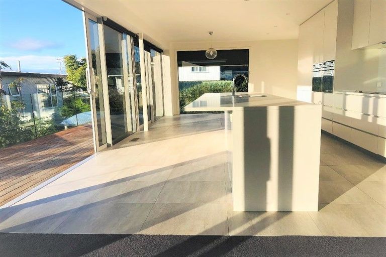 Photo of property in 1/14 Rothesay Bay Road, Rothesay Bay, Auckland, 0630