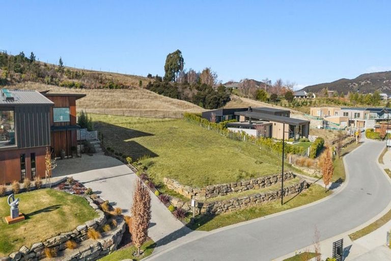 Photo of property in 16 Akitu Rise, Wanaka, 9305