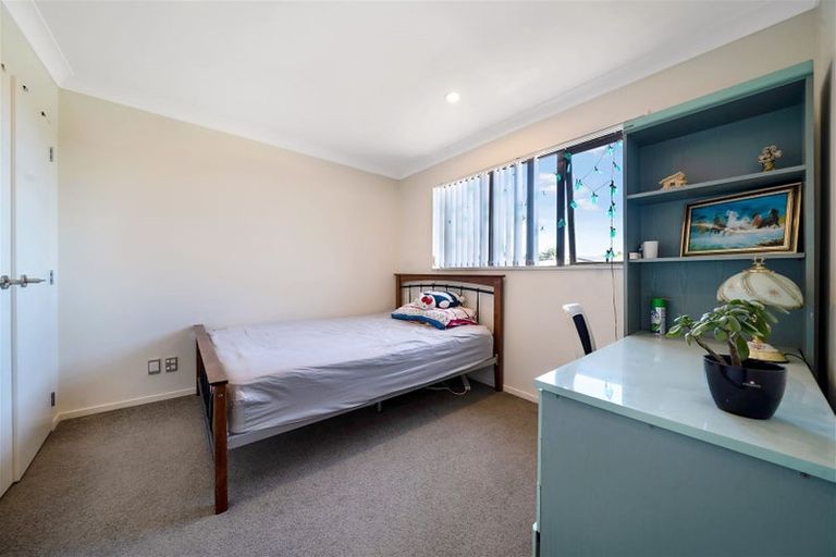 Photo of property in 23 Midhurst Avenue, Henderson, Auckland, 0612