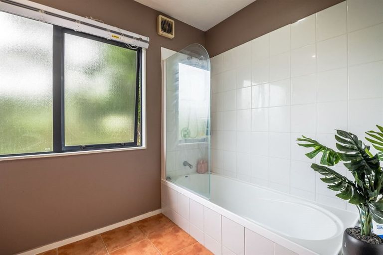 Photo of property in 6a Tallington Crescent, Torbay, Auckland, 0630