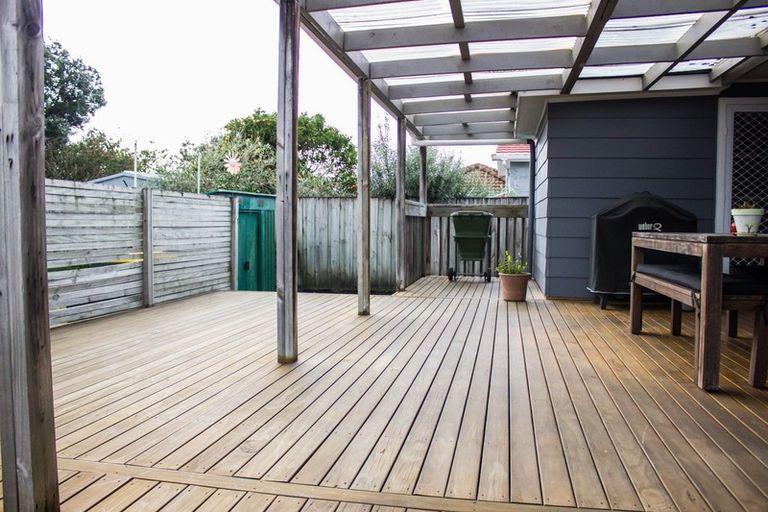 Photo of property in 15 Taikata Road, Te Atatu Peninsula, Auckland, 0610