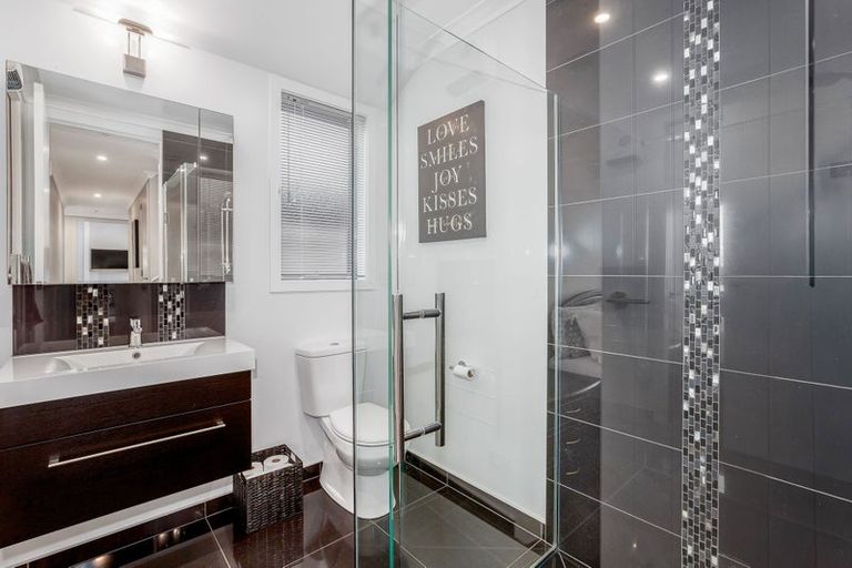 Photo of property in 7 Manapouri Lane, Aotea, Porirua, 5024