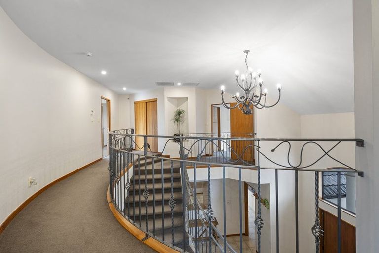 Photo of property in 33 Ruapehu Drive, Fitzherbert, Palmerston North, 4410