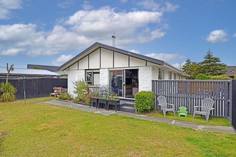 Photo of property in 2/50 Valecrest Avenue, Parklands, Christchurch, 8083