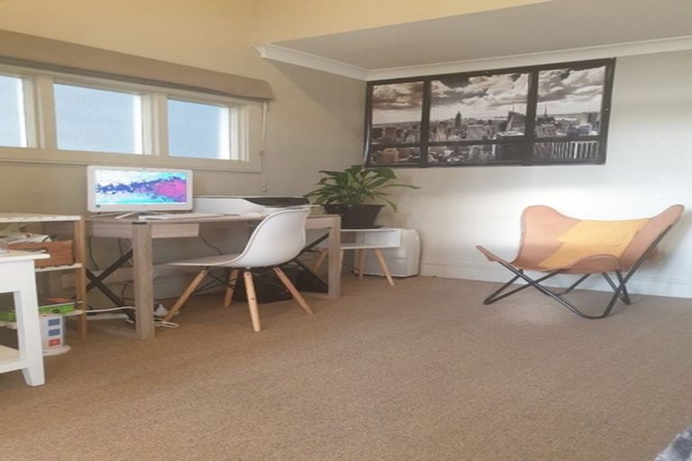 Photo of property in 10 Hawker Street, Mount Victoria, Wellington, 6011