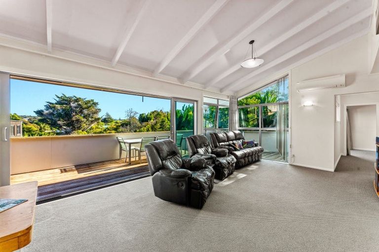 Photo of property in 11 Springbank Lane, Te Atatu Peninsula, Auckland, 0610