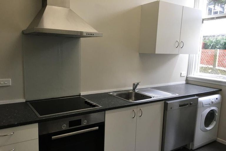 Photo of property in 17 Portland Crescent, Thorndon, Wellington, 6011