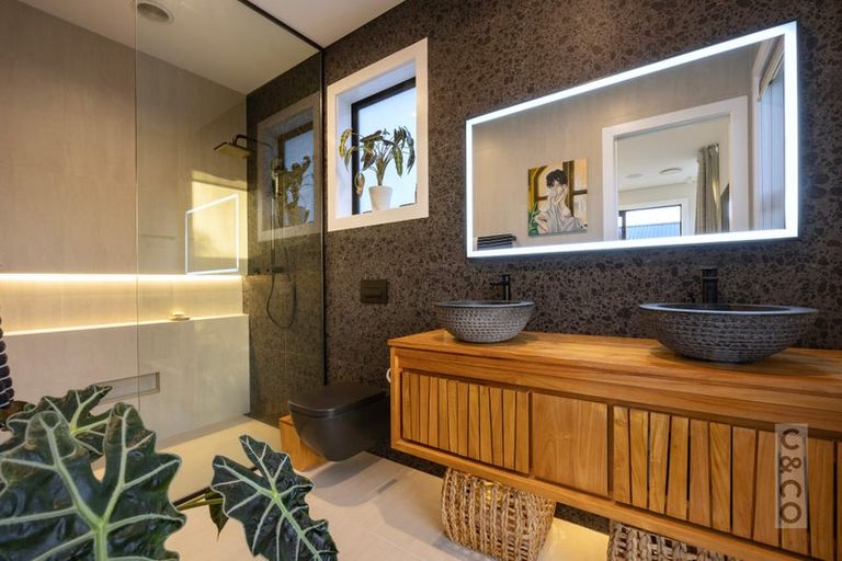 Photo of property in 21 Vogwill Road, Kumeu, 0810