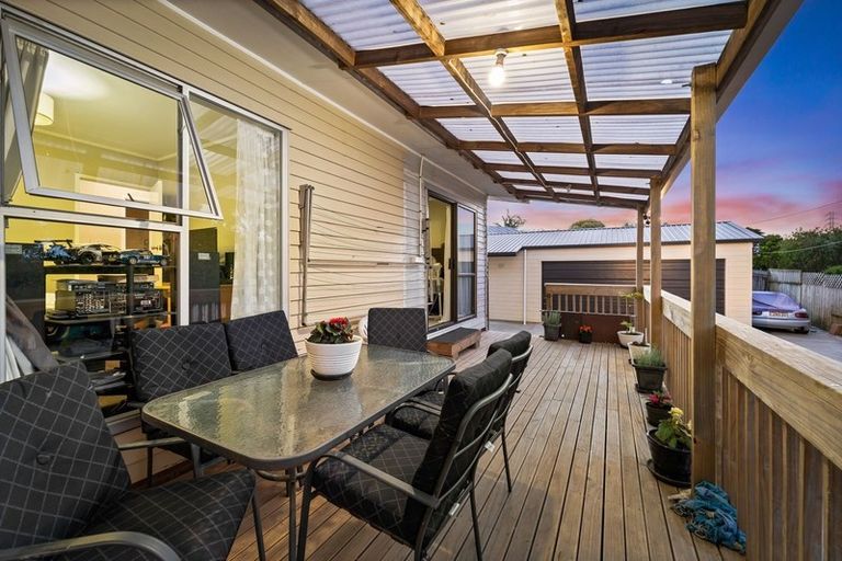 Photo of property in 35 Waimumu Road, Massey, Auckland, 0614