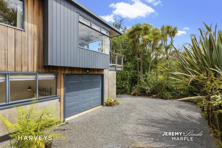Photo of property in 17 West Lynn Road, Titirangi, Auckland, 0604