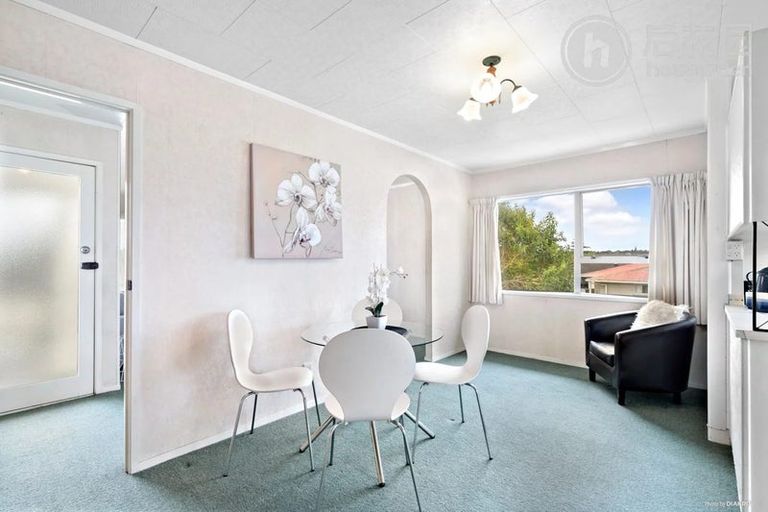 Photo of property in 21 Tudor Road, Henderson, Auckland, 0610