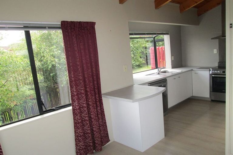 Photo of property in 2/30 Barbados Drive, Unsworth Heights, Auckland, 0632