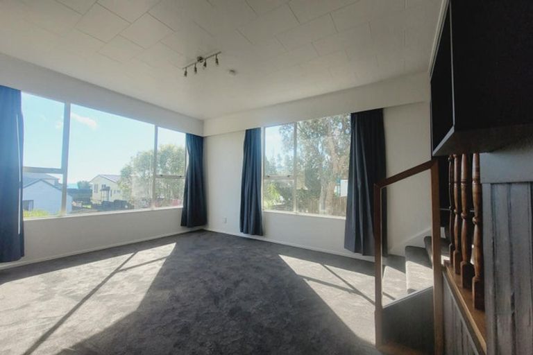 Photo of property in 114 Gloaming Hill, Titahi Bay, Porirua, 5022