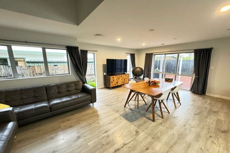 Photo of property in 87a Seaview Road, Glenfield, Auckland, 0629