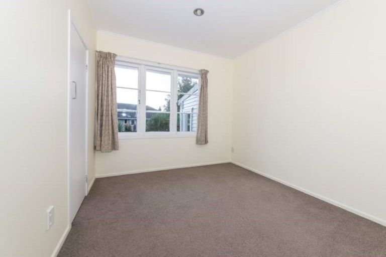 Photo of property in 17 Alma Street, Te Atatu South, Auckland, 0610