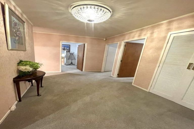 Photo of property in 114 Sturges Road, Henderson, Auckland, 0612