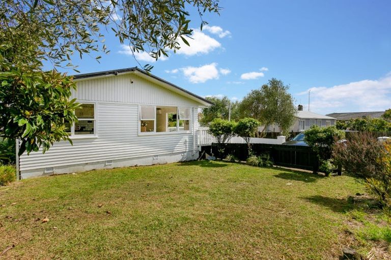 Photo of property in 2/4202a Great North Road, Glendene, Auckland, 0602