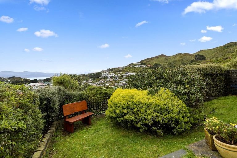 Photo of property in 5 Meadowcroft Grove, Johnsonville, Wellington, 6037