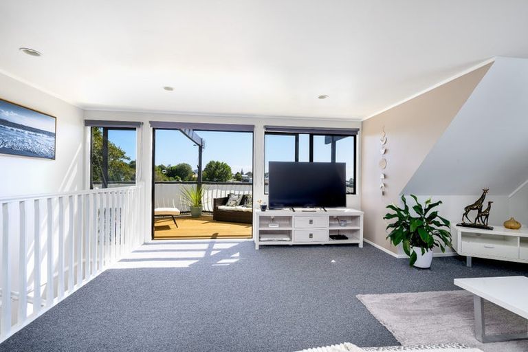 Photo of property in 3 Lindaver Grove, Merrilands, New Plymouth, 4312