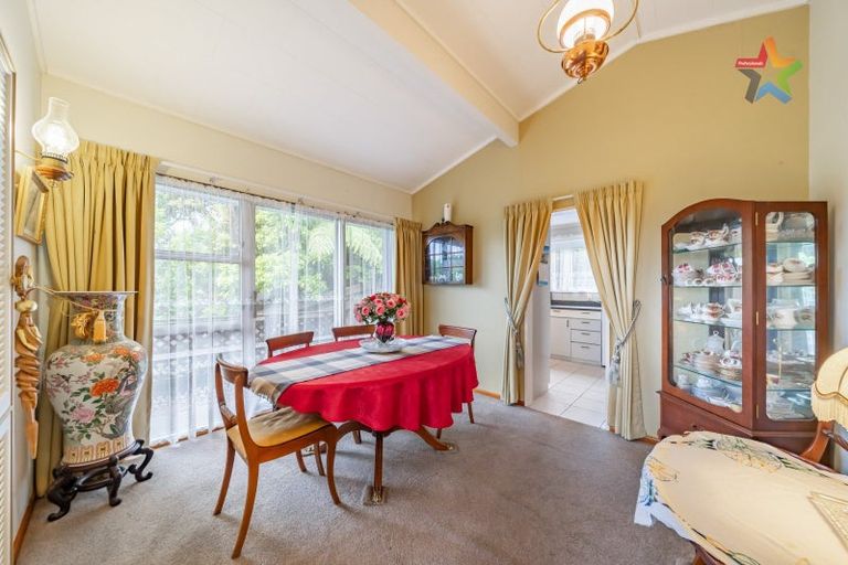 Photo of property in 2 Honeysuckle Grove, Maungaraki, Lower Hutt, 5010
