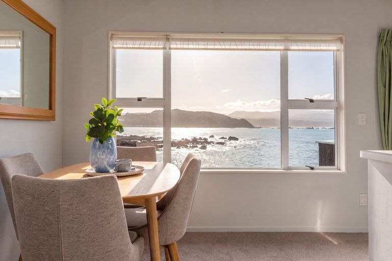 Photo of property in 2/418 Queens Drive, Lyall Bay, Wellington, 6022