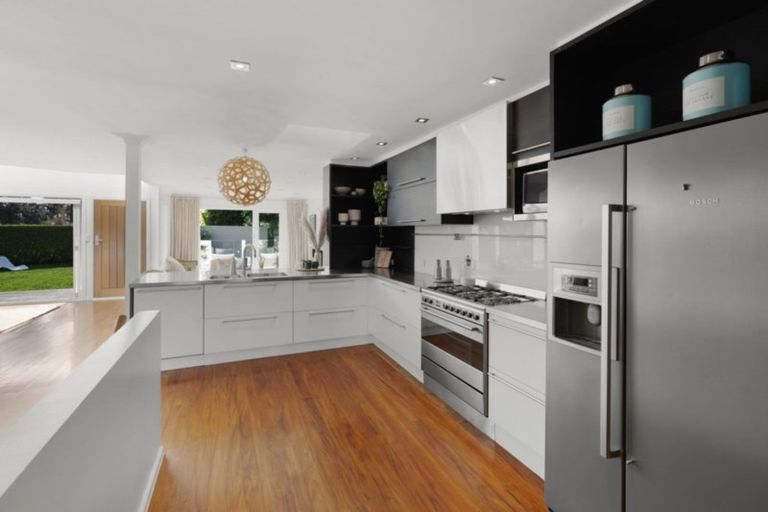 Photo of property in 32 Raymond Street, Point Chevalier, Auckland, 1022