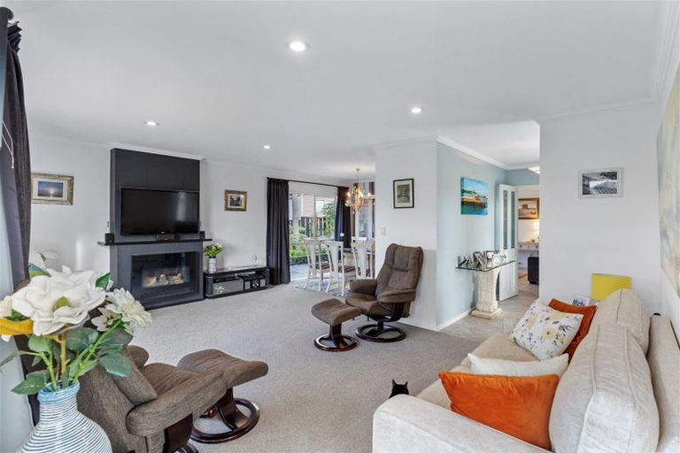 Photo of property in 1 Pelican Lane, Unsworth Heights, Auckland, 0632