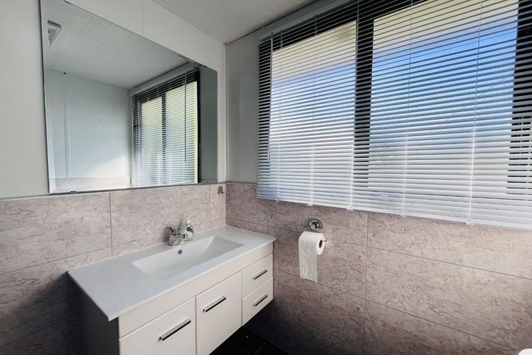 Photo of property in 5 Kopara Place, Clendon Park, Auckland, 2103