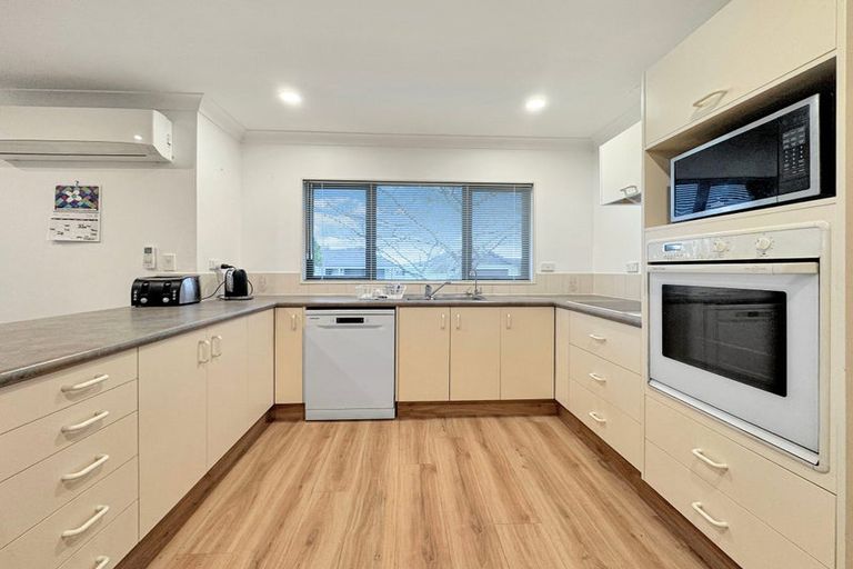 Photo of property in 34 Greenwood Place, Fitzherbert, Palmerston North, 4410