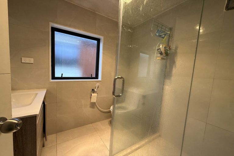 Photo of property in 5/12 Bangla Place, Massey, Auckland, 0614
