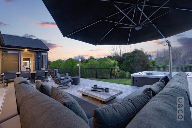 Photo of property in 21 Vogwill Road, Kumeu, 0810