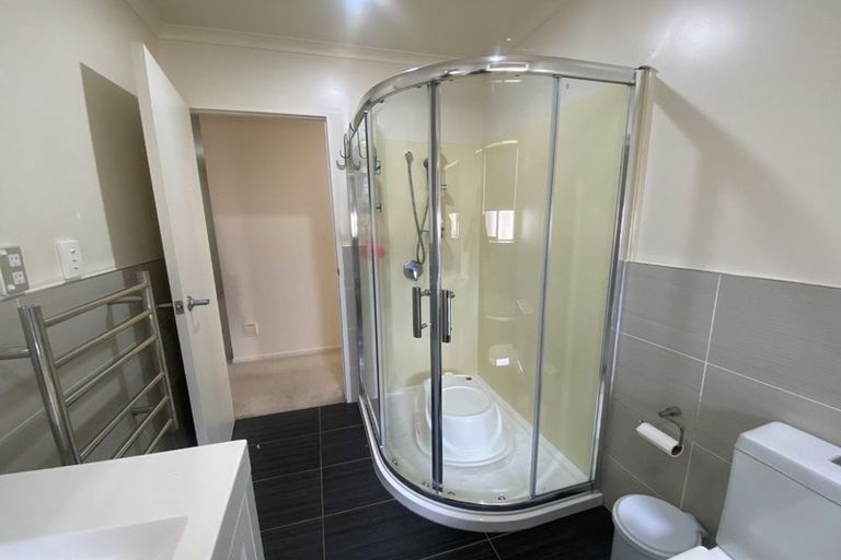 Photo of property in 106a Simpson Road, Henderson Valley, Auckland, 0614