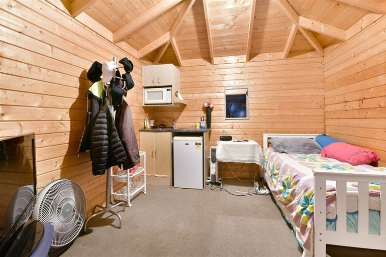 Photo of property in 76 Chivalry Road, Glenfield, Auckland, 0629